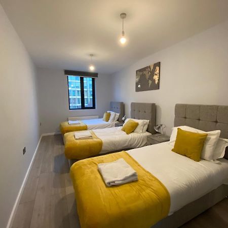 Cosy Flats Near Heathrow, Group Bookings Available With Parking Space Hounslow Buitenkant foto