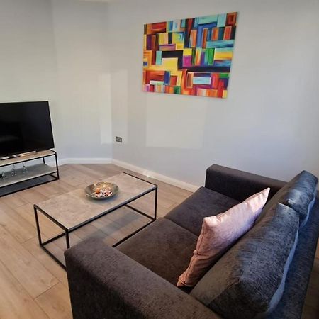 Cosy Flats Near Heathrow, Group Bookings Available With Parking Space Hounslow Buitenkant foto