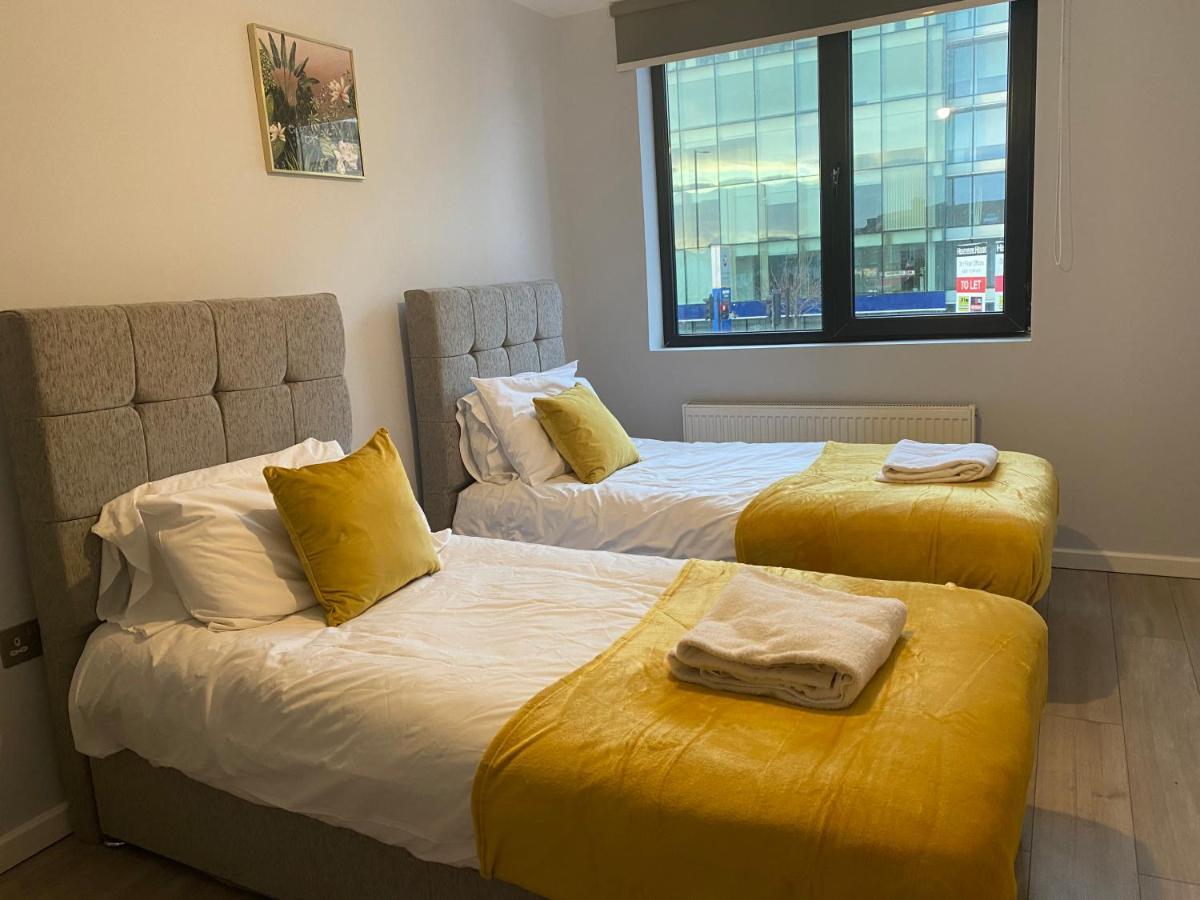Cosy Flats Near Heathrow, Group Bookings Available With Parking Space Hounslow Buitenkant foto
