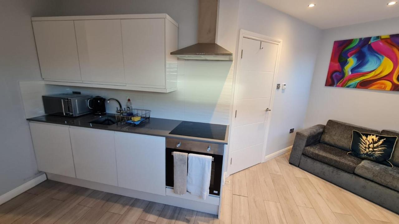 Cosy Flats Near Heathrow, Group Bookings Available With Parking Space Hounslow Buitenkant foto