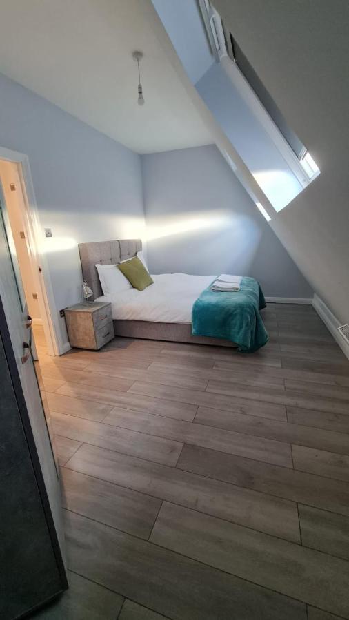 Cosy Flats Near Heathrow, Group Bookings Available With Parking Space Hounslow Buitenkant foto
