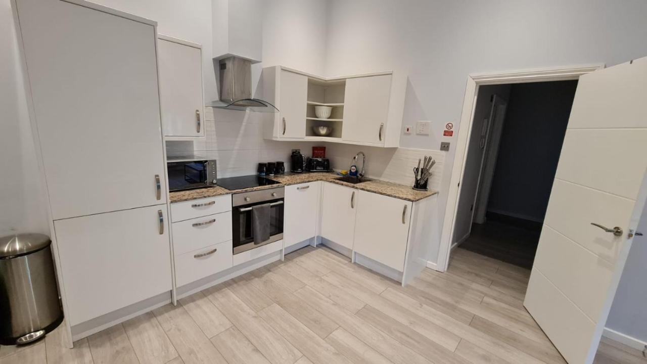 Cosy Flats Near Heathrow, Group Bookings Available With Parking Space Hounslow Buitenkant foto