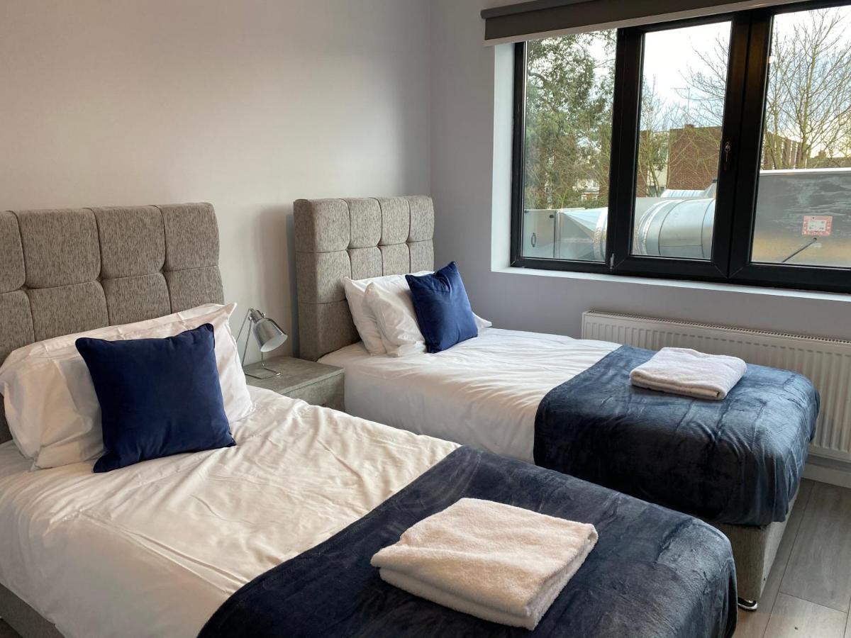 Cosy Flats Near Heathrow, Group Bookings Available With Parking Space Hounslow Buitenkant foto