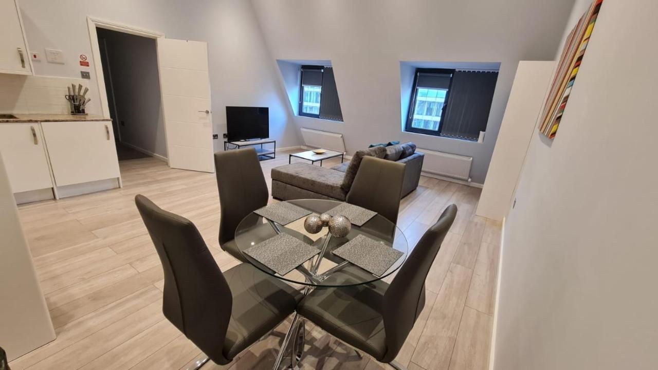 Cosy Flats Near Heathrow, Group Bookings Available With Parking Space Hounslow Buitenkant foto