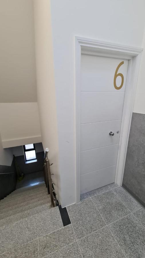 Cosy Flats Near Heathrow, Group Bookings Available With Parking Space Hounslow Buitenkant foto