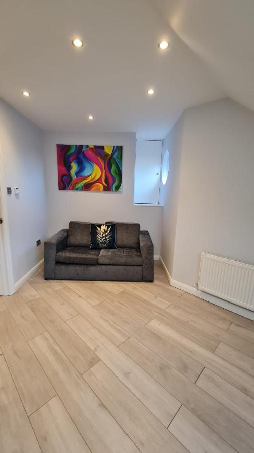 Cosy Flats Near Heathrow, Group Bookings Available With Parking Space Hounslow Buitenkant foto