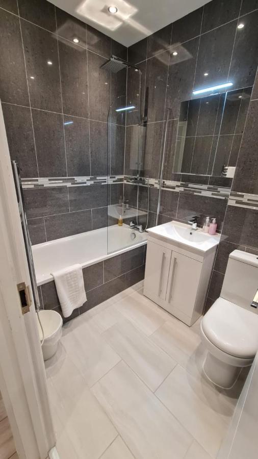 Cosy Flats Near Heathrow, Group Bookings Available With Parking Space Hounslow Buitenkant foto