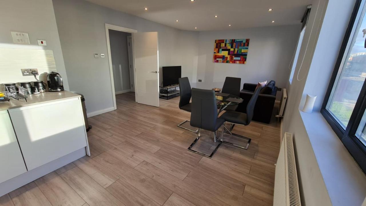 Cosy Flats Near Heathrow, Group Bookings Available With Parking Space Hounslow Buitenkant foto