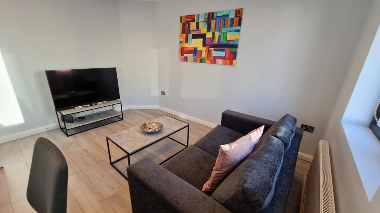 Cosy Flats Near Heathrow, Group Bookings Available With Parking Space Hounslow Buitenkant foto