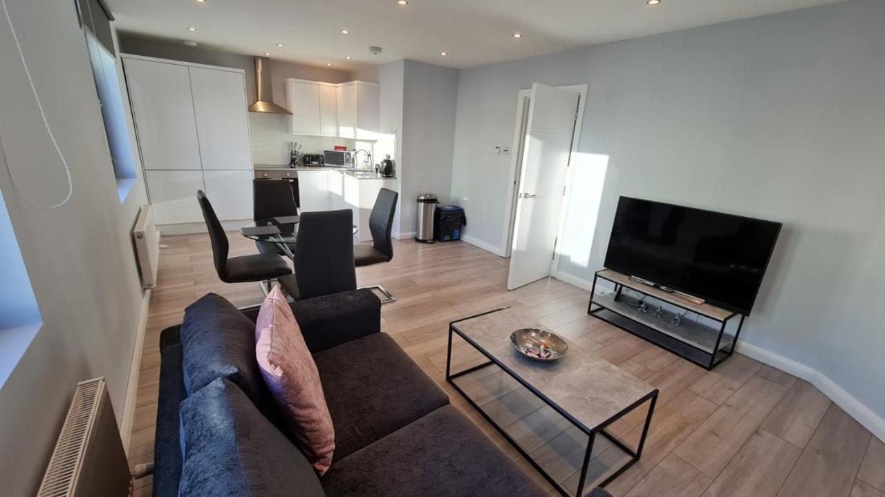 Cosy Flats Near Heathrow, Group Bookings Available With Parking Space Hounslow Buitenkant foto