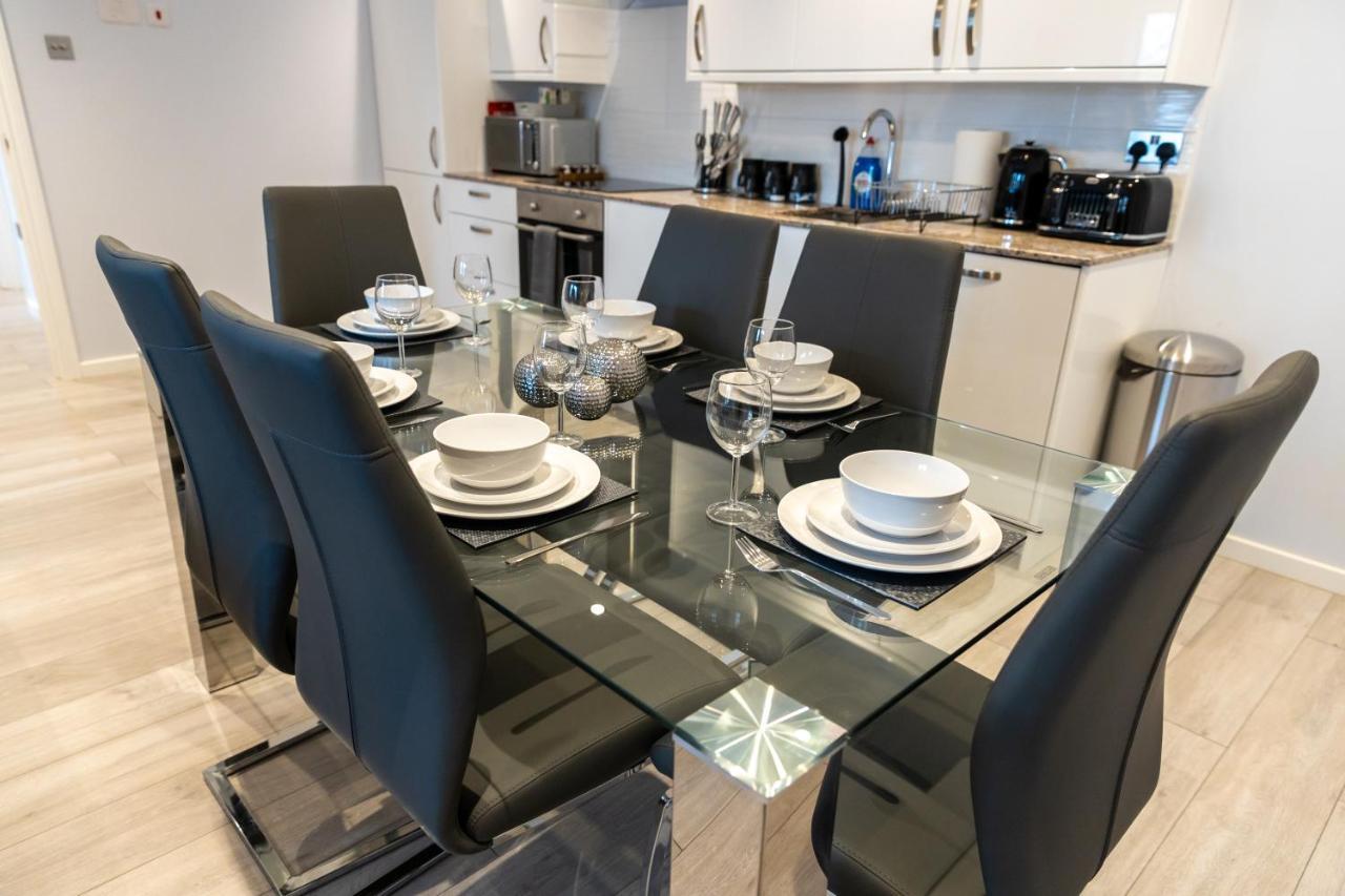 Cosy Flats Near Heathrow, Group Bookings Available With Parking Space Hounslow Buitenkant foto