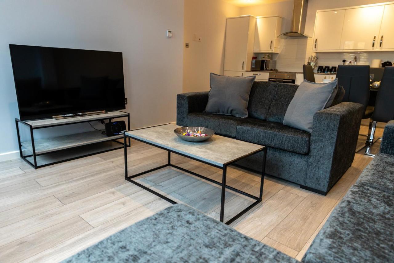 Cosy Flats Near Heathrow, Group Bookings Available With Parking Space Hounslow Buitenkant foto