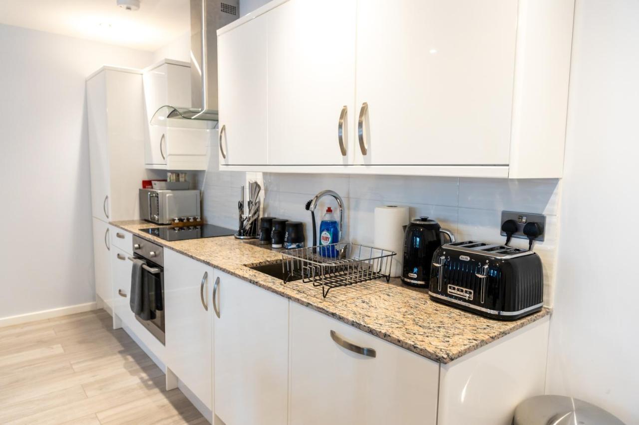 Cosy Flats Near Heathrow, Group Bookings Available With Parking Space Hounslow Buitenkant foto