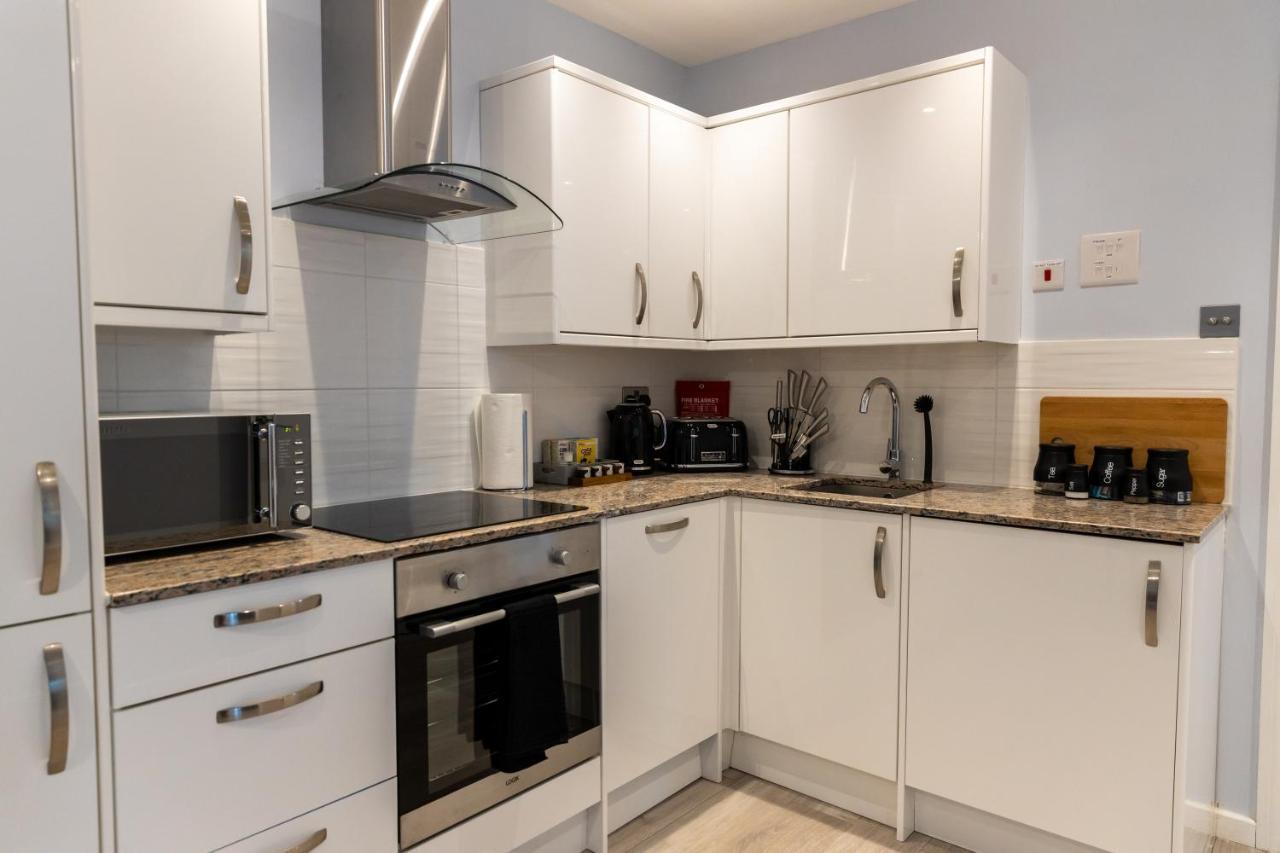 Cosy Flats Near Heathrow, Group Bookings Available With Parking Space Hounslow Buitenkant foto