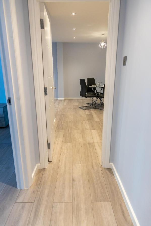 Cosy Flats Near Heathrow, Group Bookings Available With Parking Space Hounslow Buitenkant foto