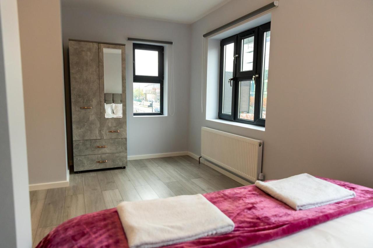 Cosy Flats Near Heathrow, Group Bookings Available With Parking Space Hounslow Buitenkant foto