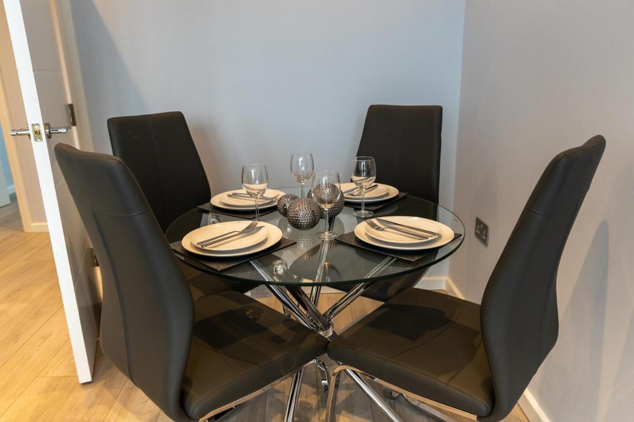 Cosy Flats Near Heathrow, Group Bookings Available With Parking Space Hounslow Buitenkant foto