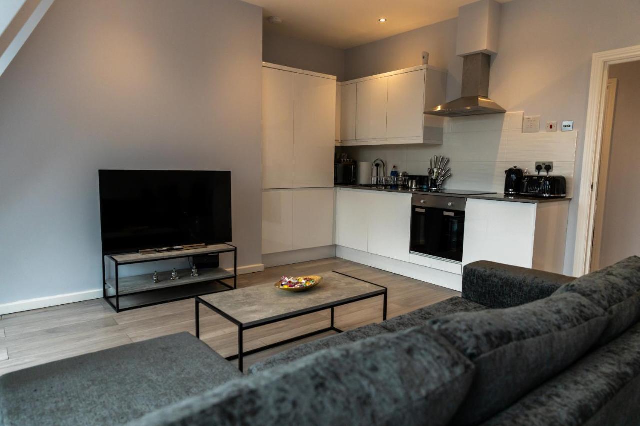 Cosy Flats Near Heathrow, Group Bookings Available With Parking Space Hounslow Buitenkant foto
