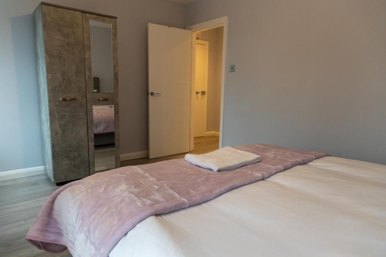 Cosy Flats Near Heathrow, Group Bookings Available With Parking Space Hounslow Buitenkant foto