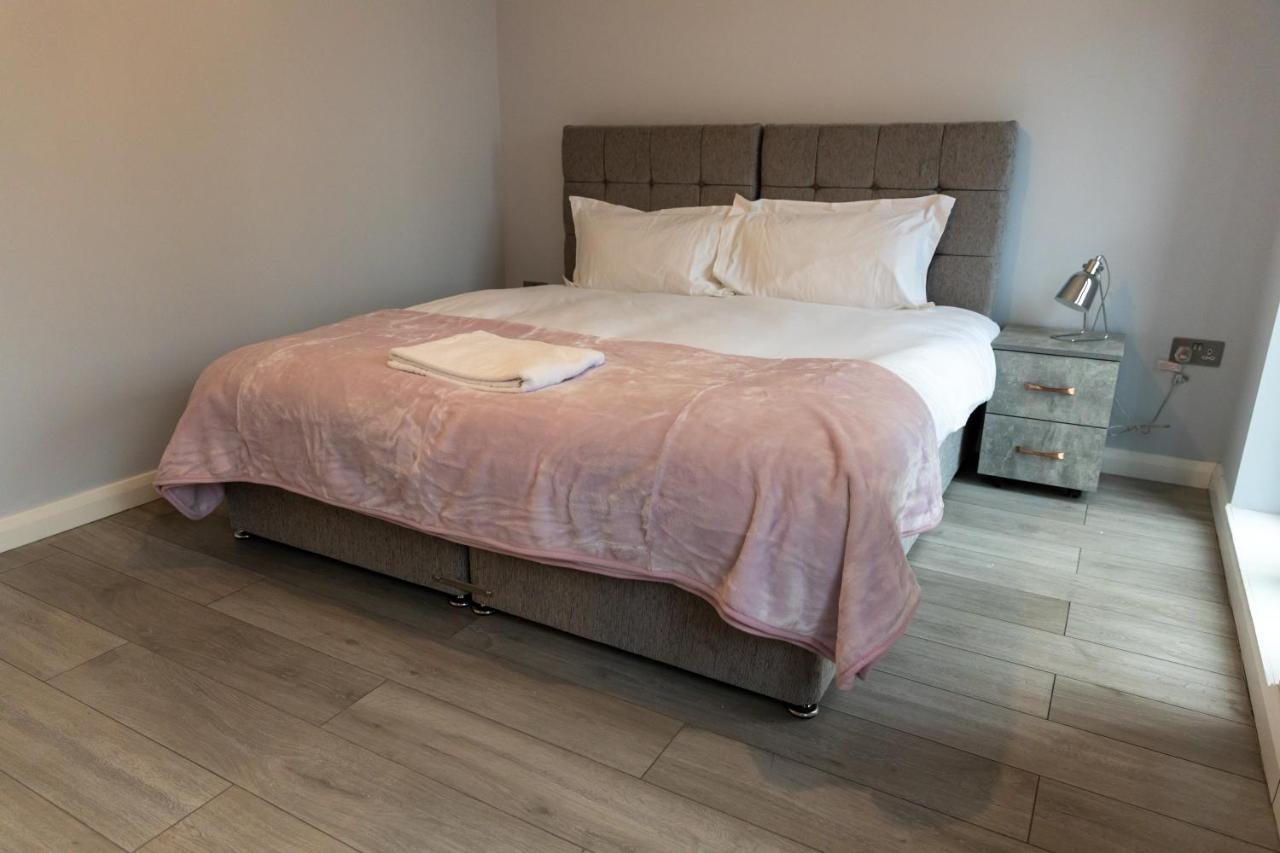 Cosy Flats Near Heathrow, Group Bookings Available With Parking Space Hounslow Buitenkant foto