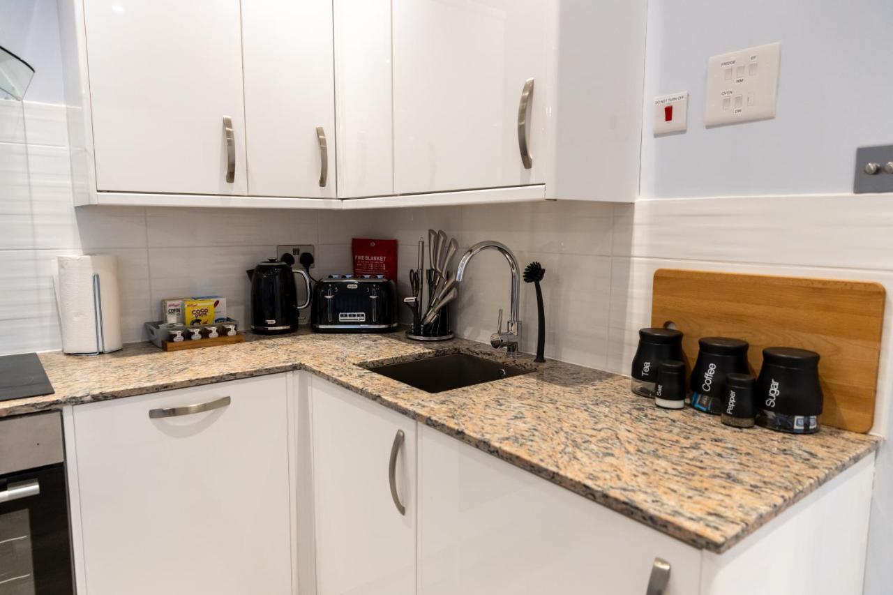 Cosy Flats Near Heathrow, Group Bookings Available With Parking Space Hounslow Buitenkant foto