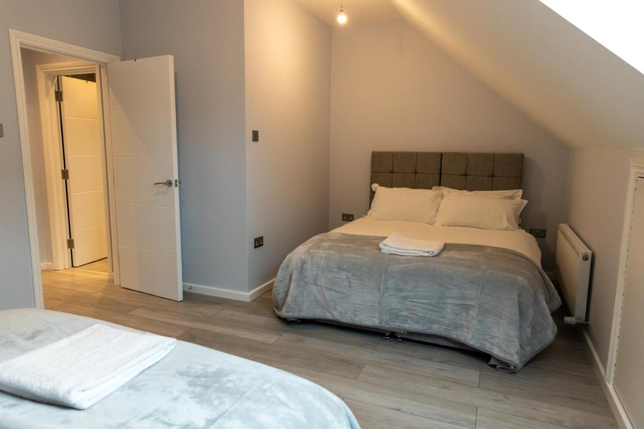 Cosy Flats Near Heathrow, Group Bookings Available With Parking Space Hounslow Buitenkant foto
